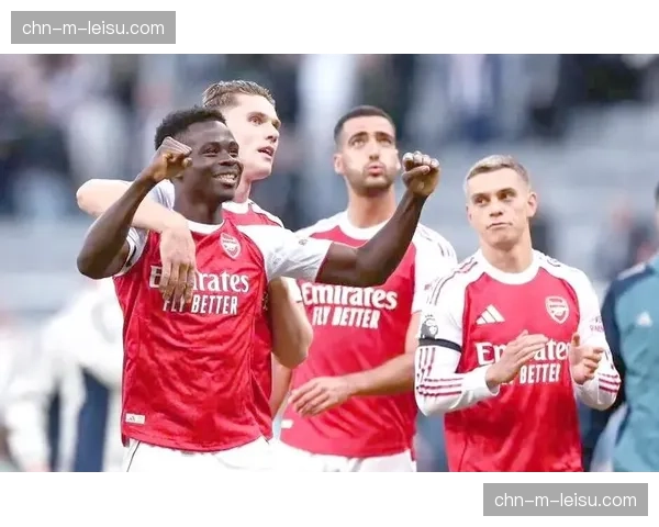 新星的代价：阿森纳小将萨卡在激烈对抗后出现抽筋，被替换下场