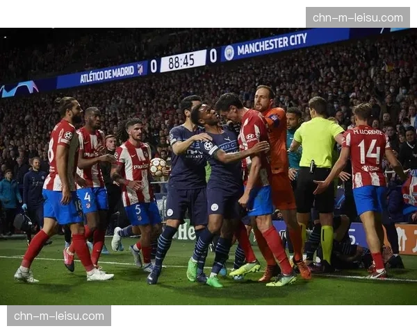 看台冲突：马竞与利物浦球迷区发生小规模投掷杂物事件