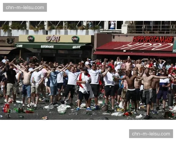 英国警方逮捕四名涉嫌在网上散布种族主义言论的足球流氓 英国警方逮捕四名涉嫌在网上散布种族主义言论的足球流氓